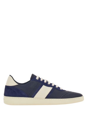Low sneaker with signature