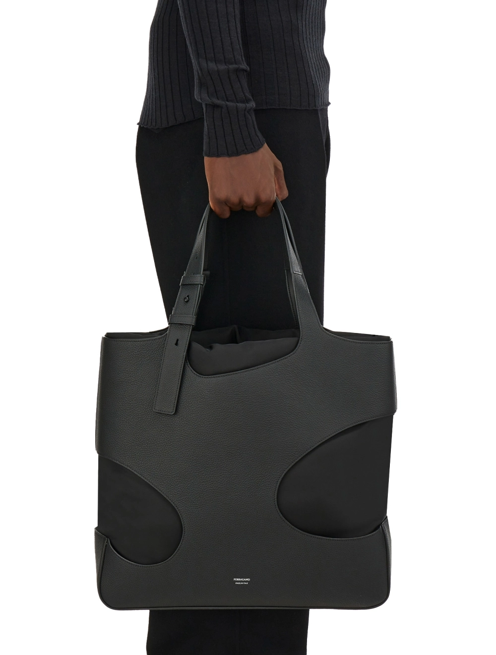 FERRAGAMO【洗練されたデザイン☆Cut-Out Detailing Tote Bag】 Tote bag with cut-out detailing